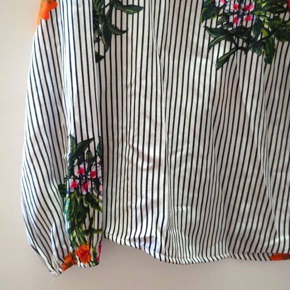 Floral Stripes  Black White Woman Shirt Blouse Top Size S Truth V-Neck LS - Picture 9 of 13